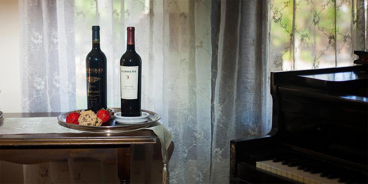 Room with wine at Calistoga Wine Way Inn