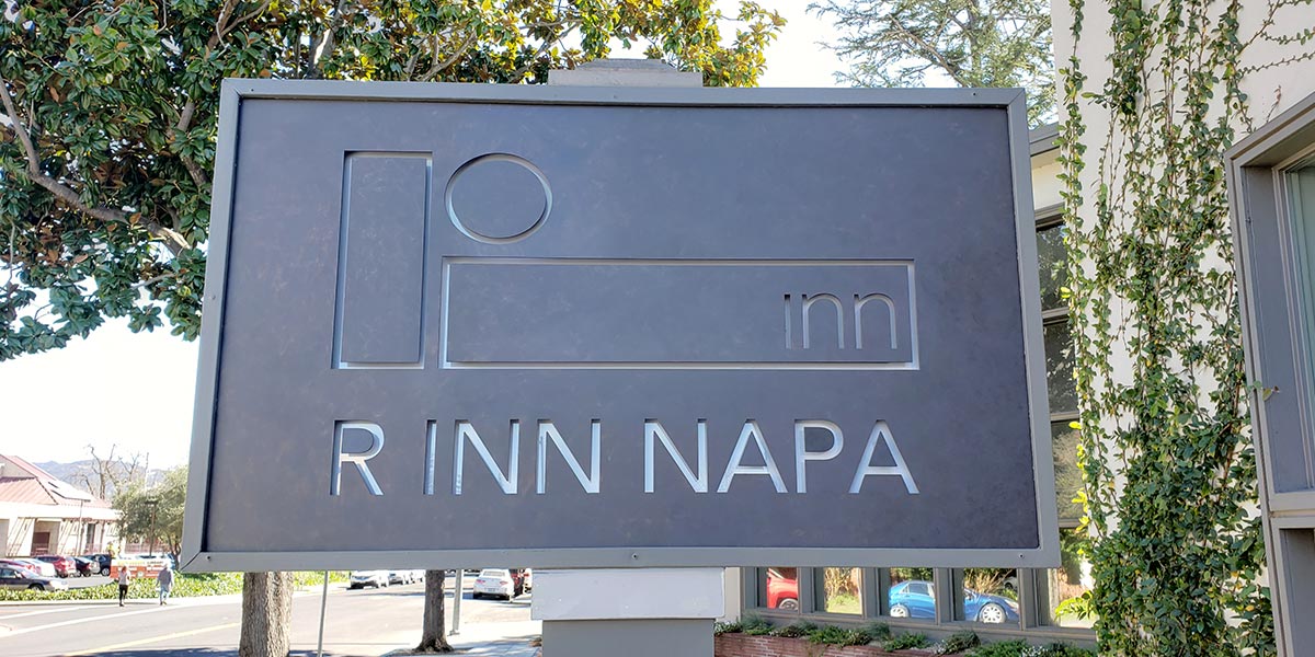 R Inn Napa Sign