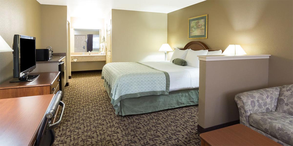 Hotel Room at Hawthorn Suites Napa